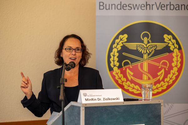 Wissenswertes zum "Artikelgesetz Zeitenwende" gab es von Ministerialrätin Dr. Katharina Ziolkowski zu hören. Foto: DBwV/Yann Bombeke