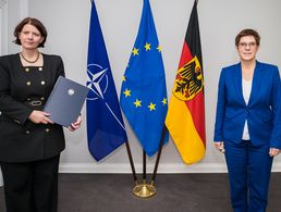 Verteidigungsministerin Annegrte Kramp-Karrenbauer (r.) ernannte Martina Rosenberg zur neuen Präsidenten des Bundesamtes für den Militärischen Abschirmdienst. Foto: Bundeswehr/Neumann