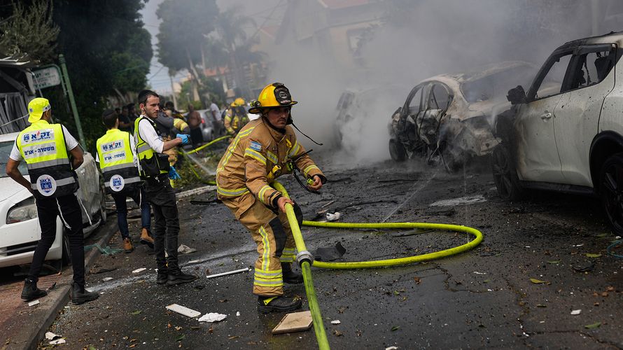 Auch heute schlugen wieder aus dem Gazastreifen abgefeuerte Raketen in Israel ein, wie hier in der Stadt Ashkelon. Foto: picture alliance/ASSOCIATED PRESS/Ohad Zwigenberg