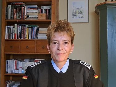 Stabsfeldwebel Christiane Ernst-Zettl in ihrem Homeoffice, in dem sie in freien Minuten ihrer mobilen Arbeit nachgeht. Foto: Privat