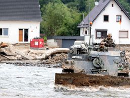 Soldaten von der 4./Panzerpionierbataillon 1 unterstützen mit dem Pionierpanzer Dachs beim Hochwassereinsatz in Insul im Ahrtal. Fot: Bundeswehr/Tom Twardy