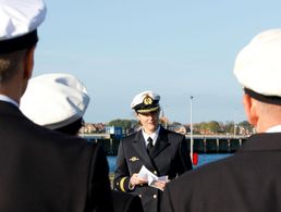 Claudia Neben erhält als erste Frau den Kommandantenstern für die Führung eines U-bootes der Deutschen Marine. Fotos: Bundeswehr/Kröncke