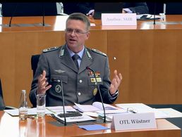Bei der Anhörung im Innenausschuss plädierte Oberstleutnant André Wüstner für die Einrichtung einer gesamtstaatlichen Sicherheitsarchitektur mit einem einheitlichen Führungssystem. Foto: Screenshot DBwV