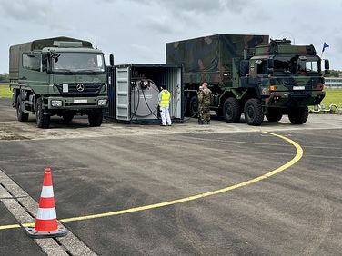 Im Convoy Support Center werden die Fahrzeuge auch mit Treibstoff versorgt. Foto: Rainer Lammers