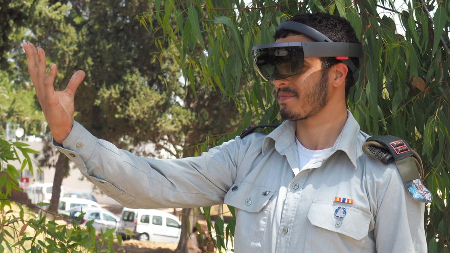 Oberstleutnant Li Ofri trägt eine HoloLens-Brille von Microsoft, in der die echte mit der virtuellen Welt kombiniert wird. Mit der Handbewegung "Blume" öffnet er das virtuelle Menü in der realen Umgebung Foto: dpa