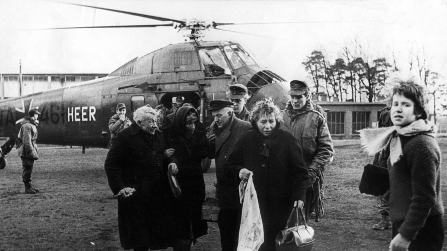 Bei der Flutkatastrophe 1962: In Hamburg hat ein Hubschrauber des Heeres Menschen in Sicherheit gebracht, die von den Wassermassen eingeschlossen waren. Foto: dpa/picture alliance