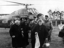 Bei der Flutkatastrophe 1962: In Hamburg hat ein Hubschrauber des Heeres Menschen in Sicherheit gebracht, die von den Wassermassen eingeschlossen waren. Foto: dpa/picture alliance