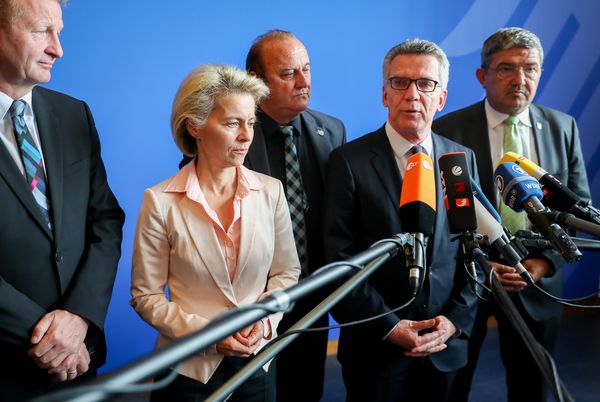 Zwei Politiker, die die beruflichen Bedingungen der Bundeswehrangehörigen im Wesentlichen bestimmen: Verteidigungsministerin Ursula von der Leyen und Bundesinnenminister Thomas de Maizière Foto: dpa