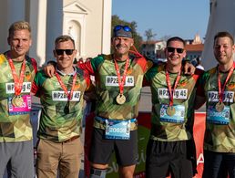 Perfekt mit einem durch den DBwV finanzierten Laufshirt ausgestattet, gingen einige Angehörige des Aufstellungstabes der Panzerbrigade 45 auf die unterschiedlichen angebotenen Strecken beim Vilnius-Marathon. Foto: Bundeswehr