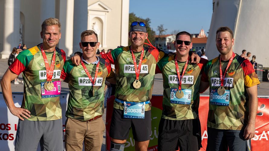 Perfekt mit einem durch den DBwV finanzierten Laufshirt ausgestattet, gingen einige Angehörige des Aufstellungstabes der Panzerbrigade 45 auf die unterschiedlichen angebotenen Strecken beim Vilnius-Marathon. Foto: Bundeswehr