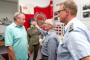 Im Militär-Museum von Eggesin sind Exponate beider deutschen Armeen zu sehen. Dort trafen sich der frühere NVA-Offizier Oberst a.D. Karl Marschner (l.) und der ehemalige Bundeswehr-Offizier Oberstleutnant a.D. Hans-Günter Grünebach (M.). Das Treffen hatte