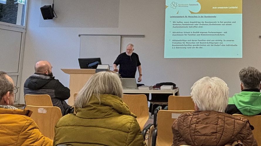 Regionalstellenleiter Oberstleutnant a.D. Martin Heuwinkel gab den Mitgliedern der KERH Niederstetten detaillierte Einblicke in Struktur, Aufgaben und Finanzierung des Bundeswehr-Sozialwerks. Foto: ChK