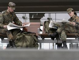 Mit Beginn des Wochenendes begeben sich die Soldaten mit der Bahn oder anderen Transportmitteln auf die Heimfahrt zu ihren Familien. Foto: Bundeswehr/Stollberg