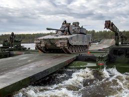 Ein niederländischer Schützenpanzer CV90 der Grenadiertruppe überquert den Fluss Rena mit der Amphibie M3 durch die Schwimmbrückenkompanie des Pionierbataillons 901 aus Minden bei der Nato-Großübung Trident Juncture 2018. Foto: Bundeswehr/Marco Dorow