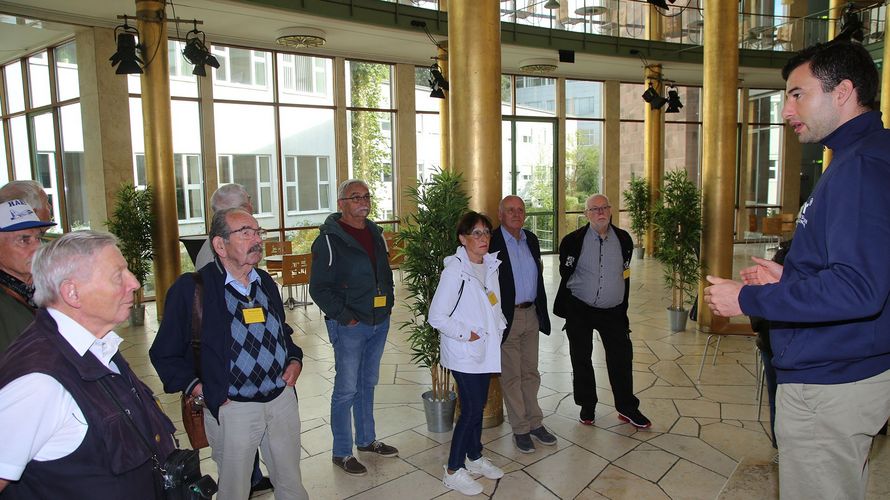 Die Ehemaligen aus Wetzlar besuchten den Hessischen Rundfunk und staunten über die „Goldhalle“ – dem ehemals geplanten Deutschen Bundestag. Foto: wh