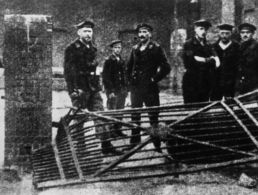 Rebellierende Matrosen nach der Erstürmung des Marine-Militärgefängnisses am 6. November 1918 Foto: picture alliance