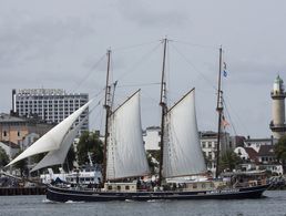 Die Ausfahrten Richtung Ostsee gehören zu den Highlights der Hanse Sail. Foto: Lutz Zimmermann