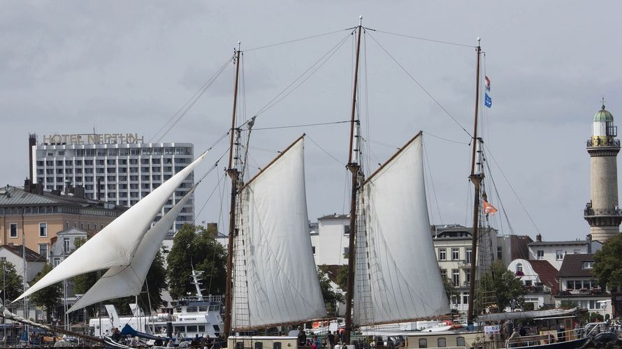 Die Ausfahrten Richtung Ostsee gehören zu den Highlights der Hanse Sail. Foto: Lutz Zimmermann