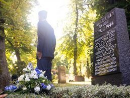 Nachdem ein Exekutionskommando in der Nacht des 20. Juli 1944 Claus Schenk Graf von Stauffenberg, Werner von Haeften, Albrecht Mertz von Quirnheim und Friedrich Olbricht erschossen hatte, verscharrte man die Leichen in einem Grab auf dem alten Matthäusfriedhof in Schöneberg. Kurze Zeit später ließen die Nazis die Leichen exhumieren und verbrannten sie, die Asche soll auf Berliner Rieselfeldern verstreut worden sein. Heute erinnert ein Gedenkstein auf der Grabstelle in Schöneberg an die vier Toten. Der Deutsche BundeswehrVerband pflegt die Grabstätte gemeinsam mit dem Volksbund Deutsche Kriegsgräberfürsorge. Foto: DBwV/Yann Bombeke