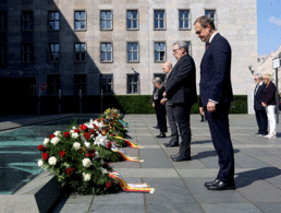 Berlins Regierender Bürgermeister Michael Müller legte am Platz des Volksaufstandes von 1953 einen Kranz nieder. Foto: DBwV/Yann Bombeke