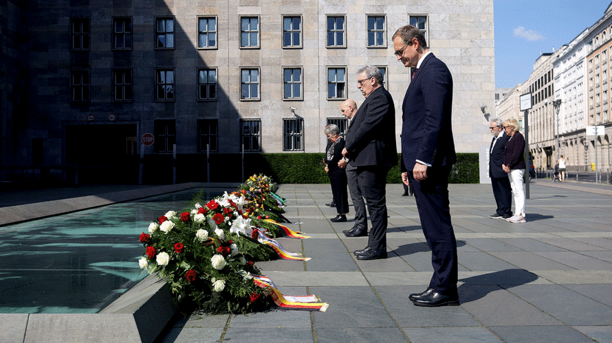 Berlins Regierender Bürgermeister Michael Müller legte am Platz des Volksaufstandes von 1953 einen Kranz nieder. Foto: DBwV/Yann Bombeke