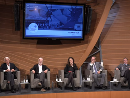 Beim Atlantic Talk in Berlin: Moderator Werner Sonne, Politikwissenschaftler Prof. Dr. Dr. Hans-Joachim Gießmann, Dr. Magdalena Kirchner, der Leiterin des Kabuler Büros der Friedrich-Ebert-Stiftung, Clemens Hach, Referatsleiter Krisenprävention/Stabilisierung im Auswärtigen Amt, un der DBwV-Bundesvorsitzende Oberstleutnant André Wüstner.