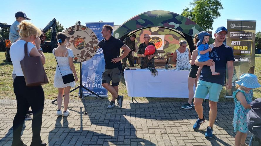 Das Glücksrad, das zur obligatorischen Ausstattung eines Informationsstandes gehört, zog auch in Viereck viele Familien mit Kinder magisch an.  Foto: Michael Edlinger