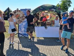 Das Glücksrad, das zur obligatorischen Ausstattung eines Informationsstandes gehört, zog auch in Viereck viele Familien mit Kinder magisch an.  Foto: Michael Edlinger