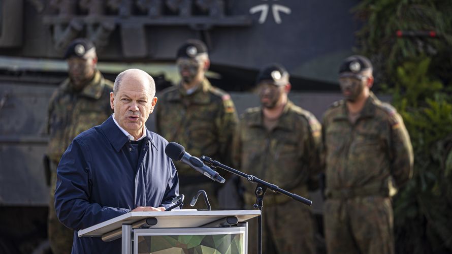 Bundeskanzler Olaf Scholz (SPD) bei einem Besuch auf dem Truppenübungsplatz Bergen (Kreis Celle). Kurz zuvor hatte Scholz die Zeitenwende ausgerufen. Foto: picture alliance/dpa/Moritz Frankenberg