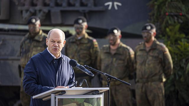 Bundeskanzler Olaf Scholz (SPD) bei einem Besuch auf dem Truppenübungsplatz Bergen (Kreis Celle). Kurz zuvor hatte Scholz die Zeitenwende ausgerufen. Foto: picture alliance/dpa/Moritz Frankenberg