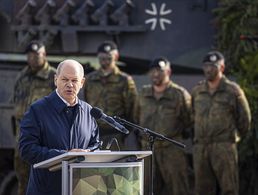 Bundeskanzler Olaf Scholz (SPD) bei einem Besuch auf dem Truppenübungsplatz Bergen (Kreis Celle). Kurz zuvor hatte Scholz die Zeitenwende ausgerufen. Foto: picture alliance/dpa/Moritz Frankenberg