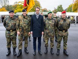 Beim Indienststellungsappell des Heimatschutzregiments 2 auf dem Platz in der Lützow-Kaserne in Münster (v.l.n.r.): Generalmajor Andreas Henne, Generalleutnant Markus Laubenthal, Ministerpräsident Hendrik Wüst, Oberst Jens Teichmann und Brigadegeneral Hans-Dieter Müller. Foto: picture alliance/dpa/Guido Kirchner