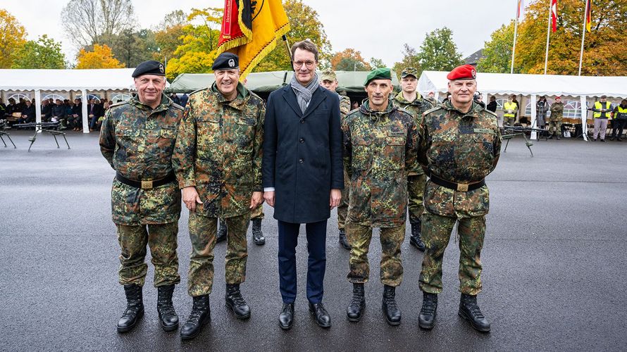 Beim Indienststellungsappell des Heimatschutzregiments 2 auf dem Platz in der Lützow-Kaserne in Münster (v.l.n.r.): Generalmajor Andreas Henne, Generalleutnant Markus Laubenthal, Ministerpräsident Hendrik Wüst, Oberst Jens Teichmann und Brigadegeneral Hans-Dieter Müller. Foto: picture alliance/dpa/Guido Kirchner