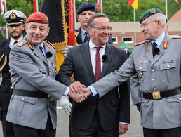 Von links: General Carsten Breuer, Bundesverteidigungsminister Boris Pistorius und Generalmajor André Bodemann beim feierlichen Übergabeappell des Territorialen Führungskommandos. Foto: BMVg/Weinrich