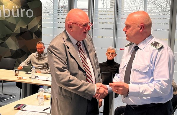 Als kleines Dankeschön, für die Möglichkeit des Besuchs im Veteranenbüro der Bundeswehr, überreichte der Vorsitzende der KERH Berlin-Mitte, Oberst a. D. Ralph Kohlen dem Leiter des Veteranenbüros, Oberstleutnant Michael Krause (r) den Coin der KERH Berlin-Mitte. Foto: Roland Lorenz