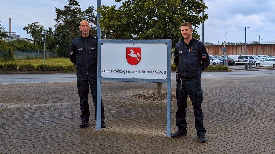 Michael L. (r.) hat eine neue berufliche Perspektive in der Justivollzugsanstalt Bremervörde gefunden. Foto: BFD Wilhelmshaven