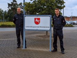 Michael L. (r.) hat eine neue berufliche Perspektive in der Justivollzugsanstalt Bremervörde gefunden. Foto: BFD Wilhelmshaven