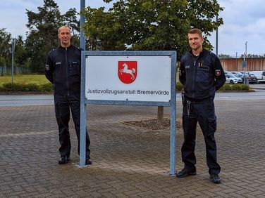 Michael L. (r.) hat eine neue berufliche Perspektive in der Justivollzugsanstalt Bremervörde gefunden. Foto: BFD Wilhelmshaven