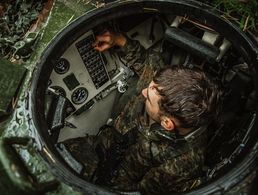 Ein Soldat der Division Schnelle Kräfte (DSK) bedient den Waffenträger Wiesel während der NATO-Übung Green Griffin 2021. Foto: Bundeswehr/Jana Neumann