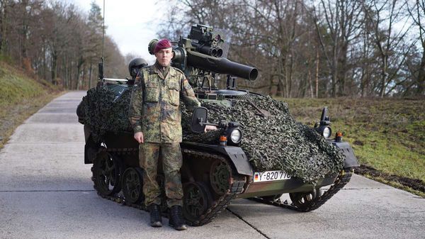 Der Kommandeur des Fallschirmjägerregiments 26, Oberst Markus Meyer, vor dem Waffenträger Wiesel mit aufmontiertem TOW-Panzerabwehrsystem. Foto: Bundeswehr/Daniel Uphaus