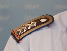 Das Tragen einer Uniform ist bis zu einer gesetzlichen Neuregelung für Reservisten mit Uniformtrageerlaubnis nur unter Verwendung der sogenannten Reservistenkordel beziehungsweise mit dem Abzeichen "R" für Angehörige der Marine zulässig. Foto: DBwV/Kruse