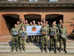 Uhren: Gruppenfoto vor dem Lüneburger Casino. Foto: DBwV