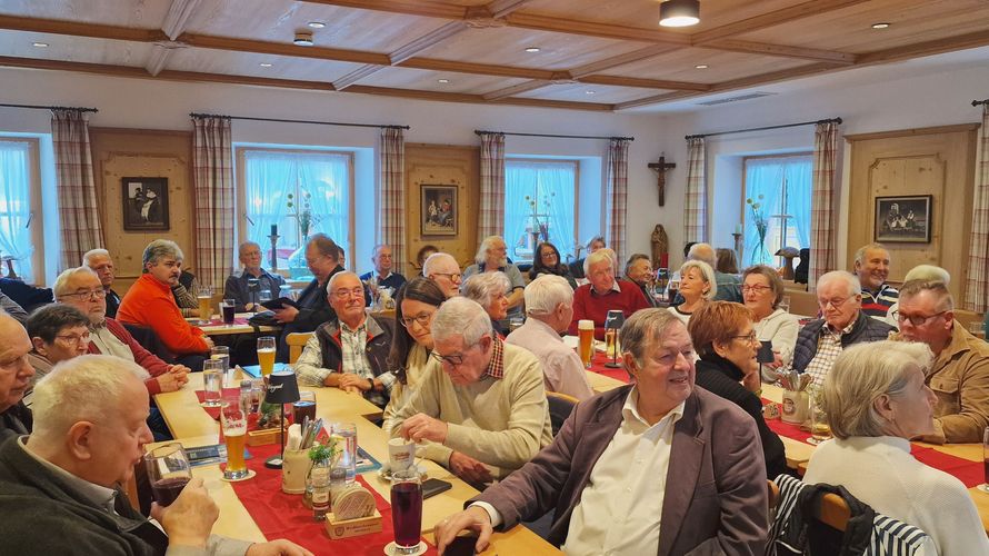 Die Herbstversammlung mit 50 Teilnehmern im Gasthaus WEINGAST in Kematen war zugleich der Jahresabschluss der Kameradschaft ERH Rosenheim. Foto: H-W Teßler