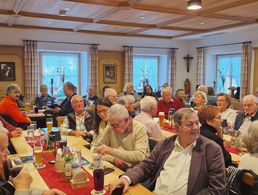 Die Herbstversammlung mit 50 Teilnehmern im Gasthaus WEINGAST in Kematen war zugleich der Jahresabschluss der Kameradschaft ERH Rosenheim. Foto: H-W Teßler