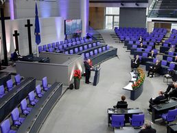 Prinz Charles hält die Gedenkrede zum Volkstrauertag im Bundestag. Der diesjährige Volkstrauertag zum Gedenken an die Opfer des Nationalsozialismus und an die Toten beider Weltkriege ist der deutsch-britischen Freundschaft gewidmet. Foto: picture alliance/dpa/Reuters/Pool | Axel Schmidt