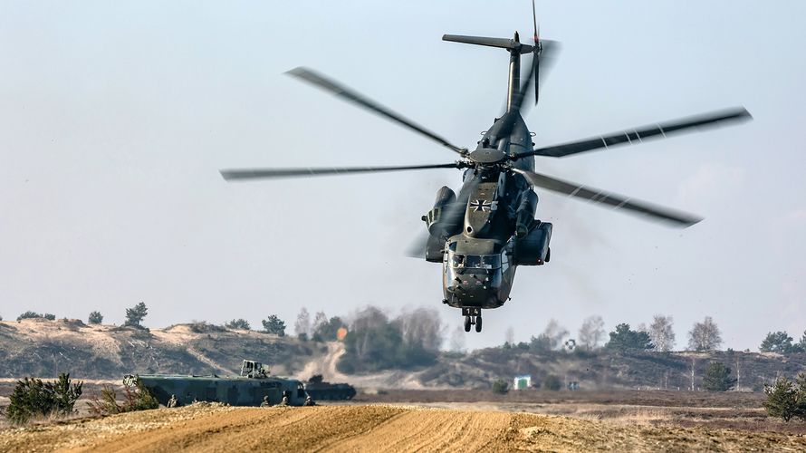 Für den CH-53 braucht die Bundeswehr dringend eine Nachfolgelösung. Doch wenn der Verteidigungshaushalt wie vom Finanzministerium geplant in den kommenden Jahren schrumpft, wäre das Beschaffungsvorhaben akut gefährdet - wie eine ganze Reihe weiterer wichtiger Projekte. Foto: Bundeswehr/Johannes Heyn