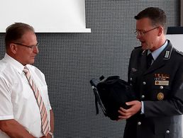 Dank und Anerkennung: DBwV-Bundesvorsitzender Oberstleutnant André Wüstner (r.) verabschiedet Heiner Kindinger als KTMS-Geschäftsführer. Foto: KTMS