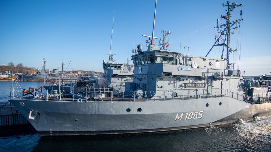 Die Minenjagdboote "Dillingen" und "Rottweil" im Hafen von Kiel: Beim Hafenaufenthalt dürfen sich die Besatzungen jetzt über eine "Vier-Tage-Woche" freuen. Archivfoto: DBwV/Yann Bombeke