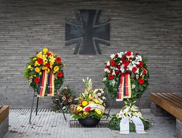 Vertreter des Deutschen Bundeswehrverbands, des Bundes Deutscher Veteranen, der Soldaten und Veteranen Stiftung legten Kränze und Blumengebinde nieder. Foto: EinsFüKdo