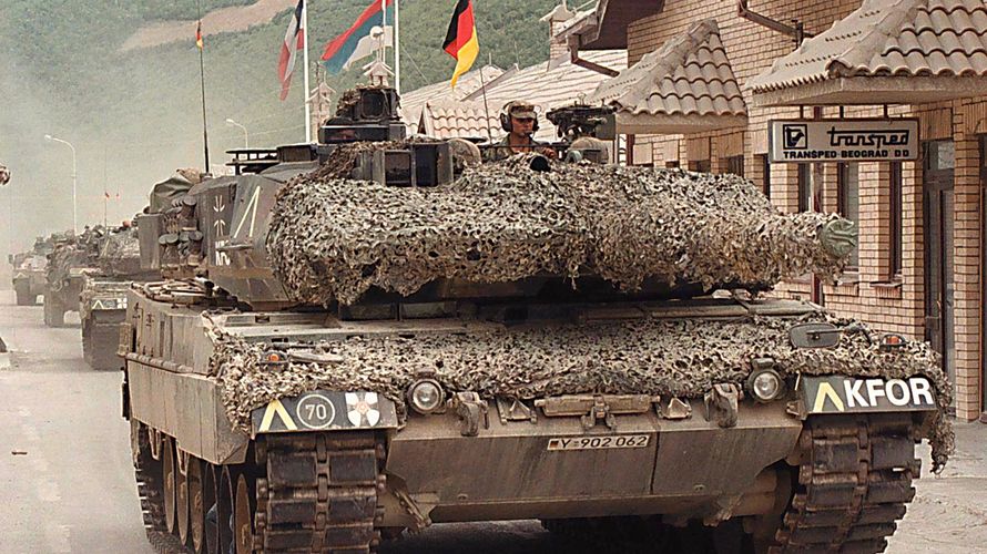 Ein Leopard-Kampfpanzer der Bundeswehr überquert am 12. Juni 1999 den mazedonisch-kosovarischen Grenzübergang Djeneral Jankovic. Es ist der Beginn des KFOR-Einsatzes der Bundeswehr. Foto: picture alliance/dpa/epa Licovski